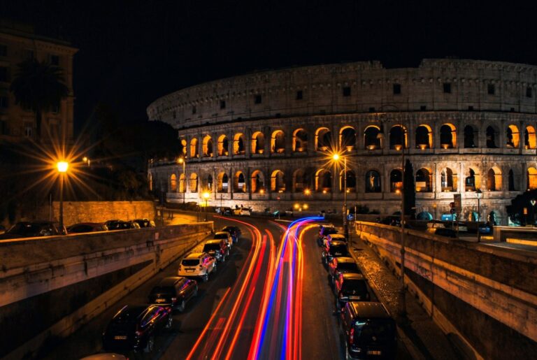 Noleggia un’auto con conducente e scopri la magia di Roma sotto le stelle